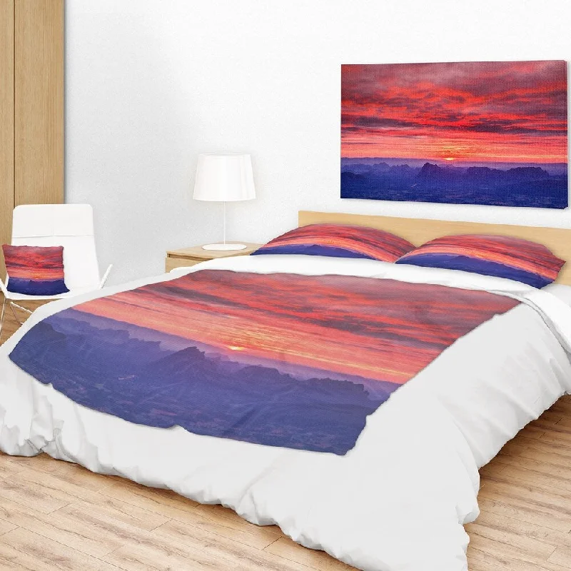 Designart 'First Light Morning Sunrise' Skyline Photography Throw Blanket