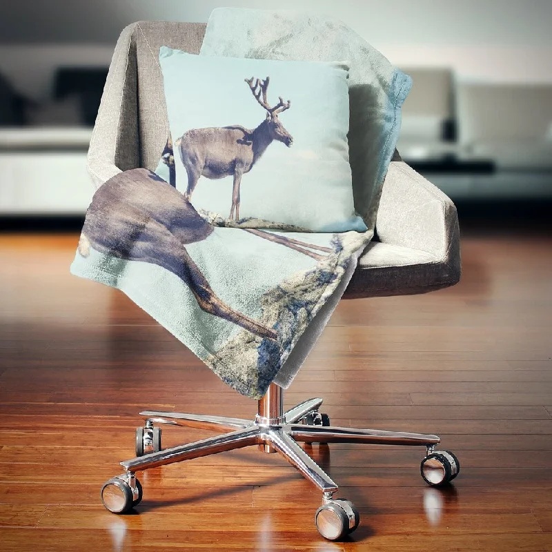 Designart 'Large Reindeer in Norway' Abstract Throw Blanket